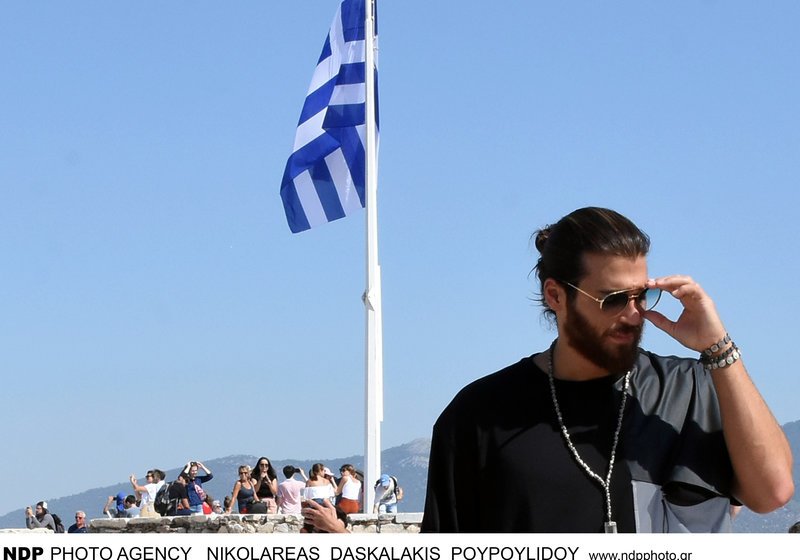 Ο τούρκος ηθοποιός του Φτερωτού Θεού Τζαν Γιαμάν με φόντο ελληνική σημαία