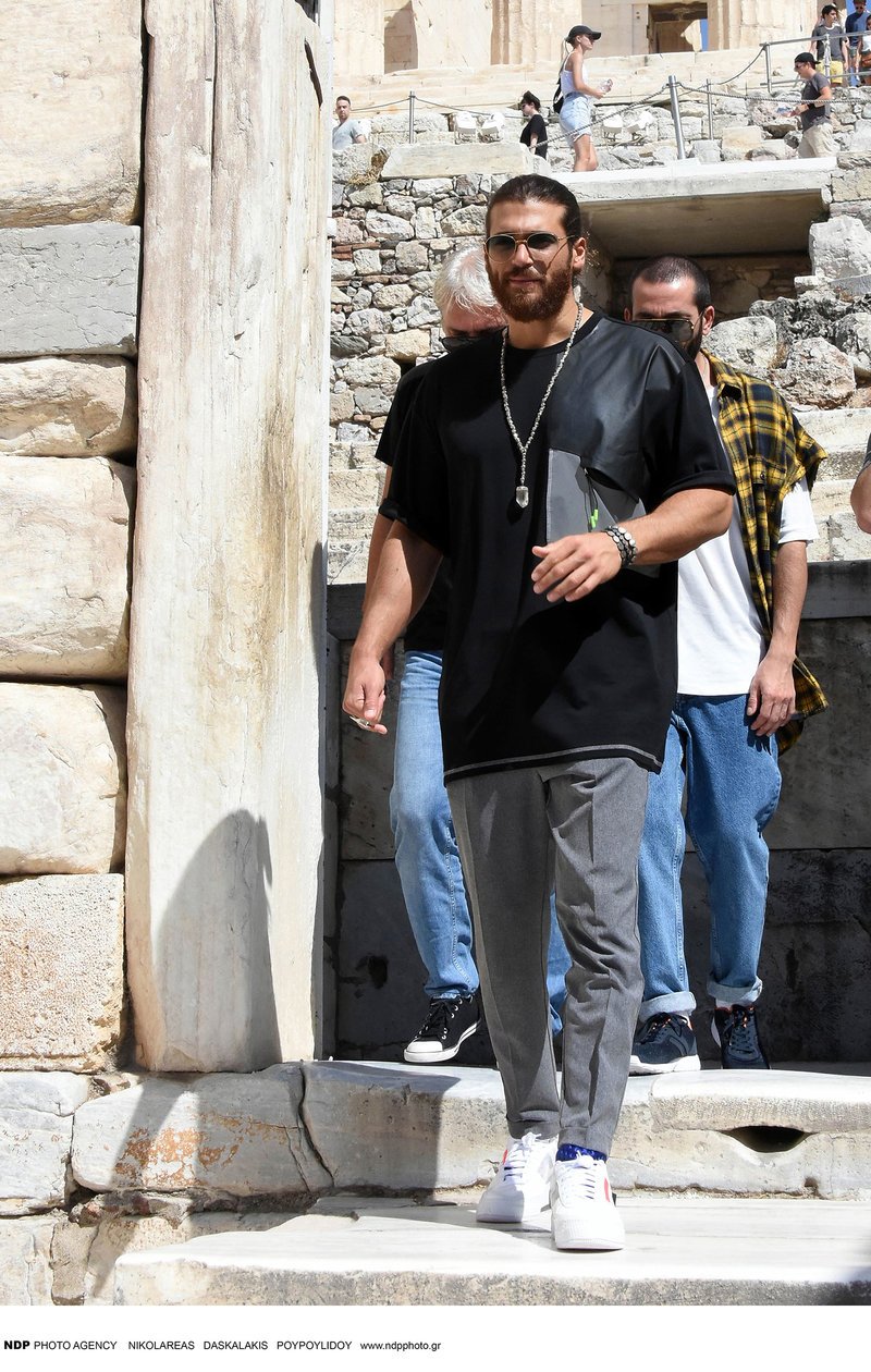 Ο τούρκος ηθοποιός του Φτερωτού Θεού Τζαν Γιαμάν με φίλους του στην Αθήνα