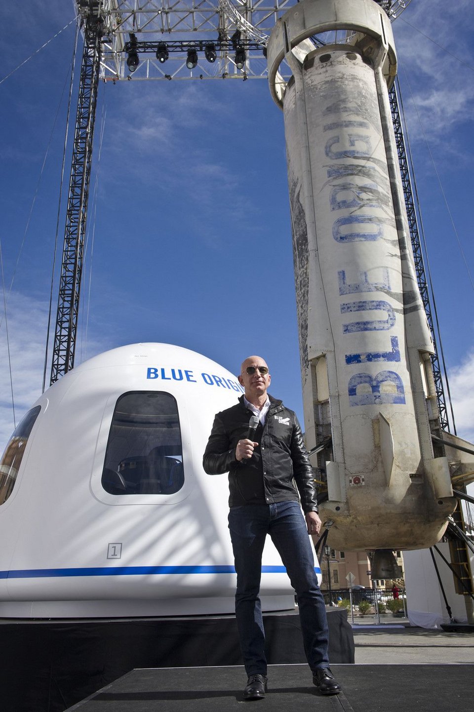 Ο Τζεφ Μπέζος στις εγκαταστάσεις της Blue Origin στο Τέξας
