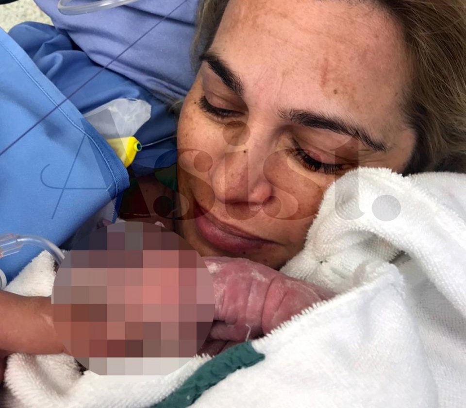 Η Τζένη Μπότση με τη νεογέννητη κορούλα της