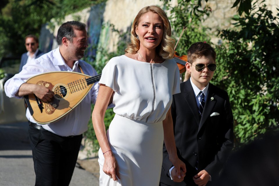 Η Τζένη Μπαλατσινού νύφη, πηγαίνει στην εκκλησία
