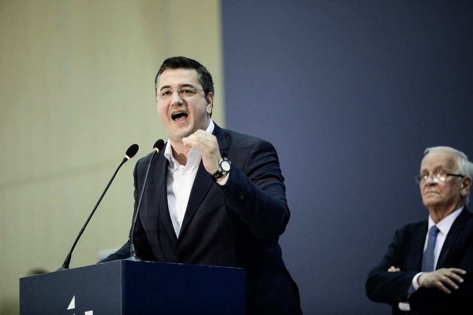 Ο Απόστολος Τζιτζικώστας προλογίζει τον Κώστα Καραμανλή