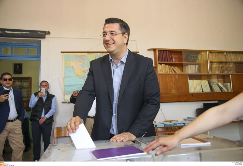 Ο Απόστολος Τζιτζικώστας ασκεί το εκλογικό του δικαίωμα
