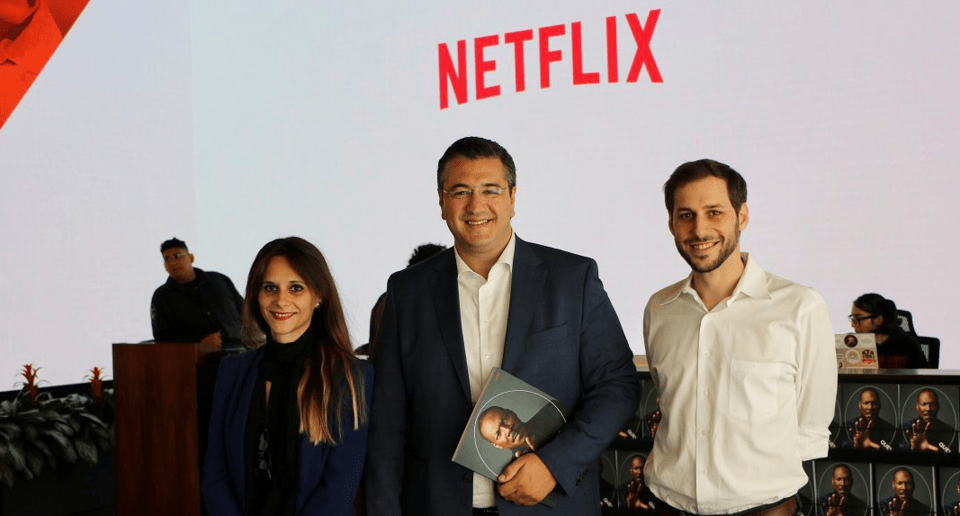 Ο Απόστολος Τζιτζικώστας στα γραφεία της Netflix 