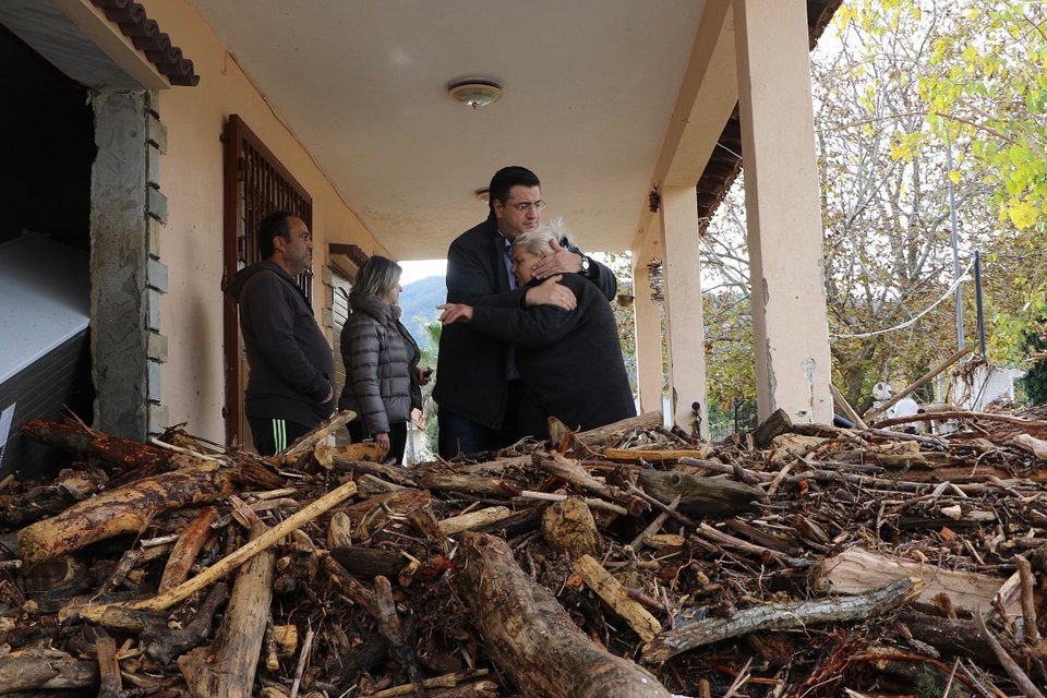 Κακοκαιρία: Αυτοψία Τζιτζικώστα στις πληγείσες περιοχές της Χαλκιδικής