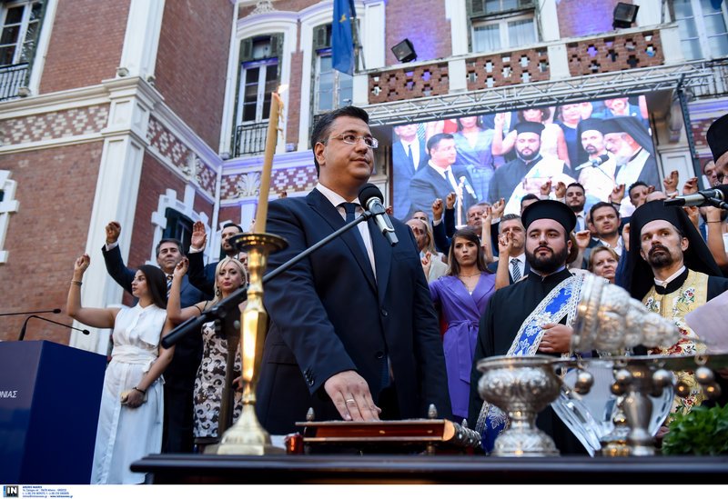 Ο Περιφερειάρχης Κ. Μακεδονίας Απ. Τζιτζικώστας και οι περιφερειακοί σύμβουλοι ορκίζονται