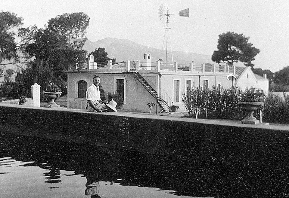 Ο Τζων Βορρές, στην δεξαμενή του κτήματος, πιθανώς προπολεμικά. Φαίνεται πίσω ο ανεμόμυλος που αντλούσε από τα υπόγεια ύδατα για να γεμίζει τη στέρνα. Το νερό χρησίμευε για να ποτίζονται οι πολλές καλλιέργειες που υπήρχαν στο κτήμα.
