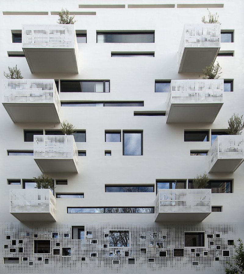 Urban Stripes, η λευκή πολυκατοικία στο Κουκάκι