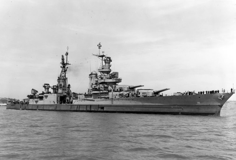 Το αμερικανικό καταδρομικό USS Indianapolis στις 10 Ιουλίου 1945, λίγες μέρες πριν τη βύθισή του