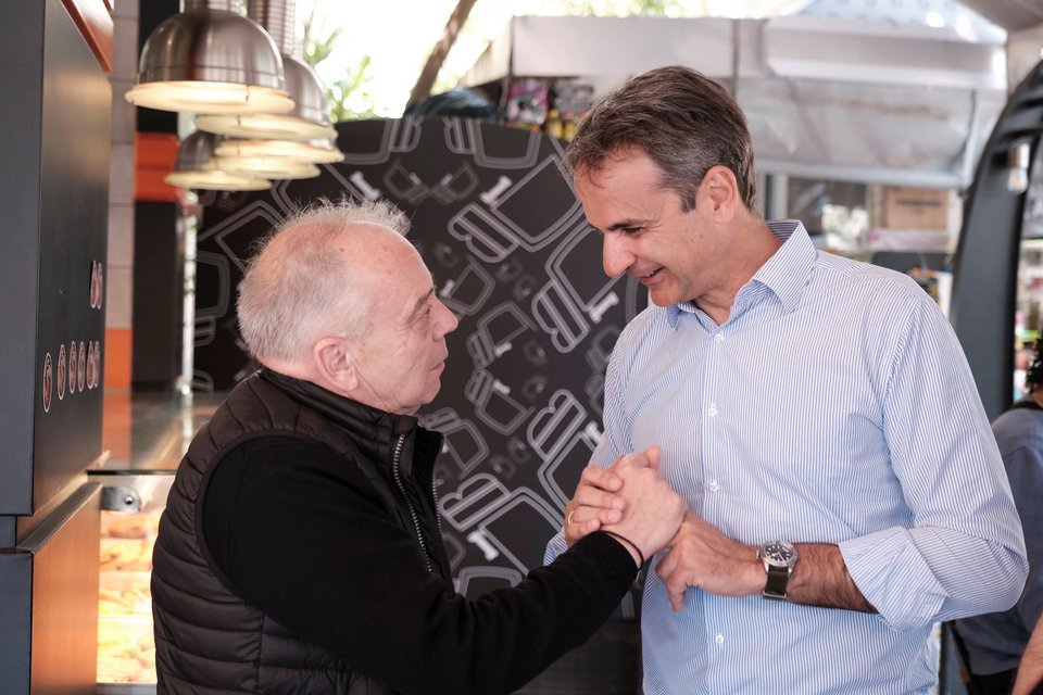Ο Κυριάκος Μητσοτάκης συζητά με έναν πολίτη