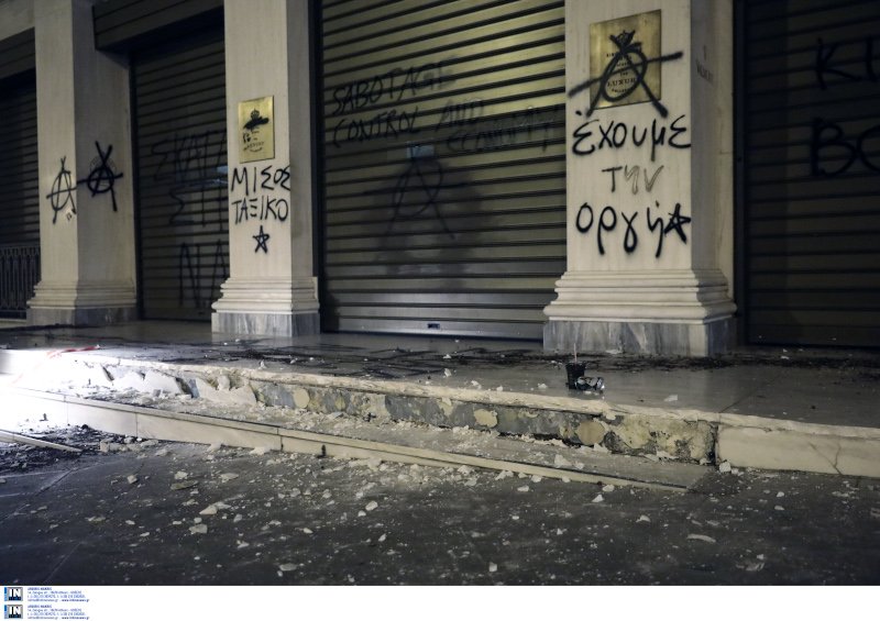 Μεγάλος Περίπατος της Αθήνας καταστροφές και γκράφιτι