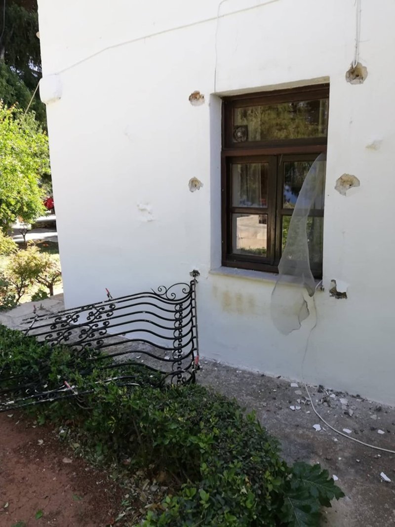 Το κιγκλίδωμα του παραθύρου που ξήλωσαν και πέταξαν στο έδαφος