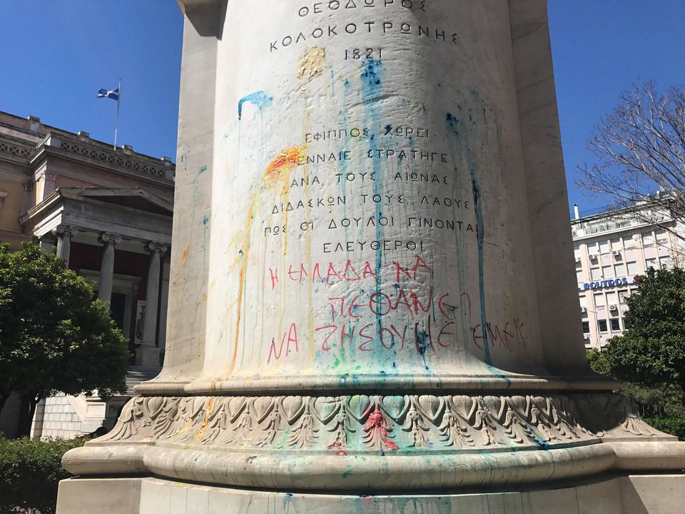 Συνθήματα και μπογιές στο άγαλμα του Κολοκοτρώνη