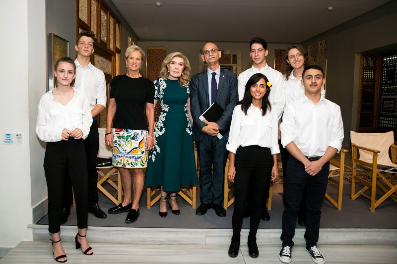 Kerry Kennedy, Μαριάννα Β. Βαρδινογιάννη, Ιορδάνης Παπαδόπουλος με τους μαθητές των σχολείων