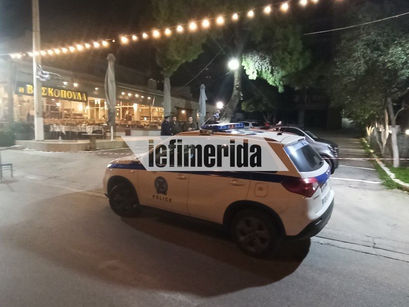 Η αστυνομία έχει εξαπολύσει ανθρωποκυνηγητό για τον εντοπισμό των ενόπλων.