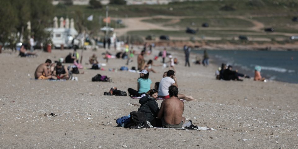 Κόσμος στην παραλία της Βάρκιζας/ Φωτογραφία: Eurokinissi