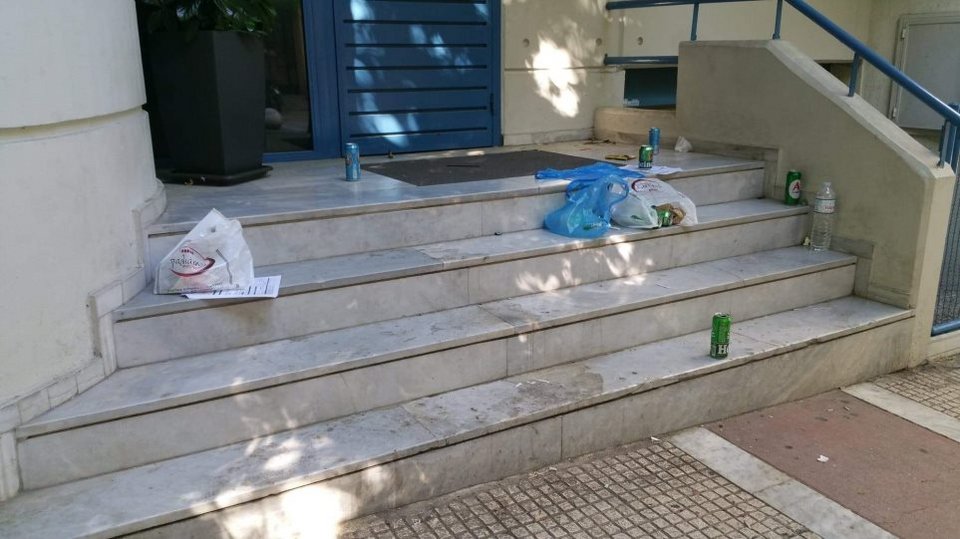 Kουτάκια μπύρας σε σκαλοπάτια στην πλατεία Βαρνάβα