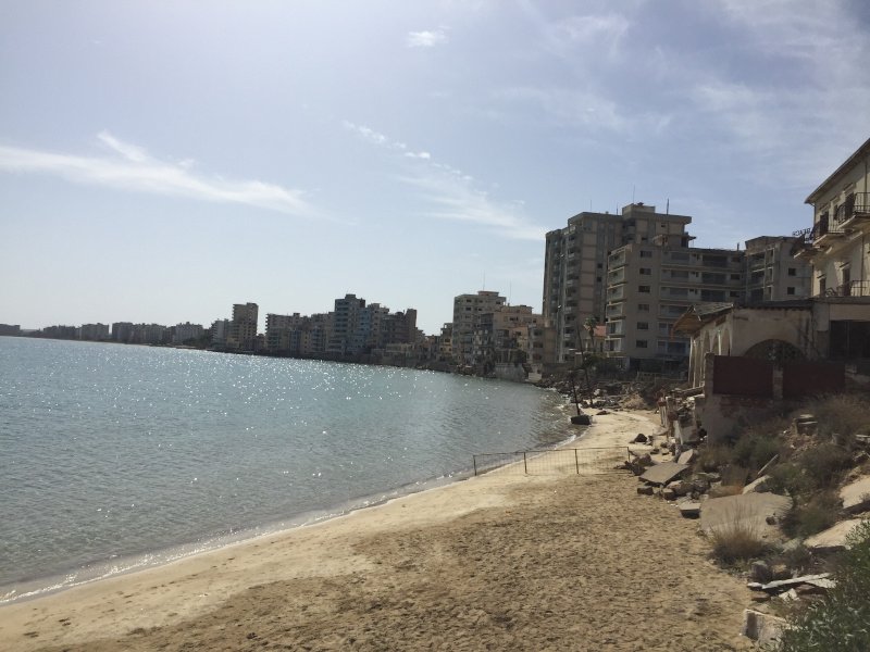 Μέρος της παραλίας της Αμμοχώστου με τα ξενοδοχεία χτισμένα στην ακτή -  Φωτογραφία: Αδάμος Ζαχαριάδης/ iefimerida.gr