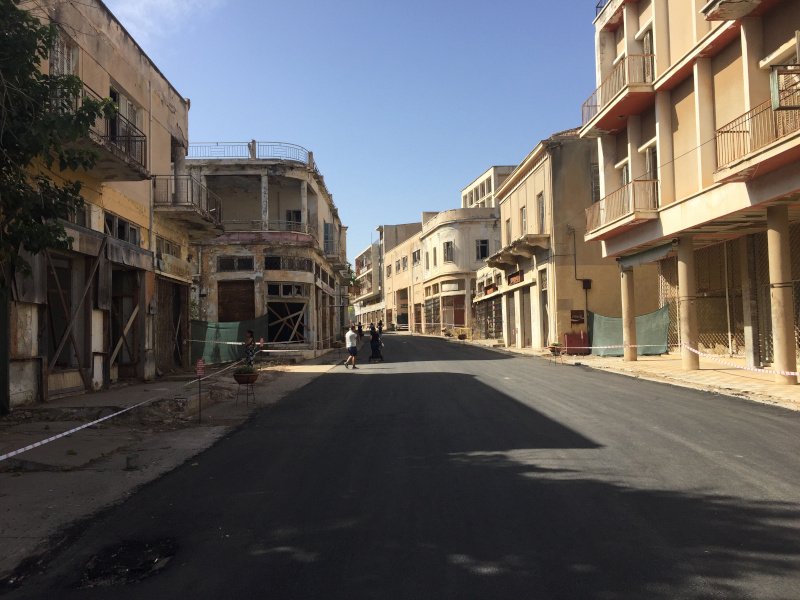 Η οδός Δημοκρατίας έχει ασφαλτοστρωθεί. Δεξιά και αριστερά όμως τα κτίρια παραμένουν όπως ήταν τότε/ Φωτογραφία: Αδάμος Ζαχαριάδης/ iefimerida.gr