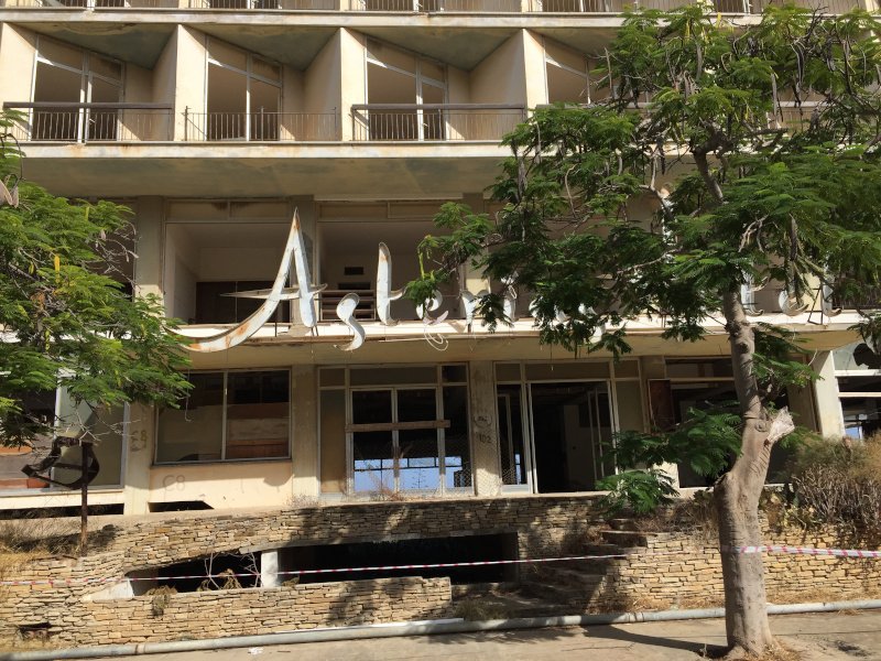 Το ξενοδοχείο "Αστερίας" στην παραλία της Αμμοχώστου/ Φωτογραφία: Αδάμος Ζαχαριάδης/ iefimerida.gr