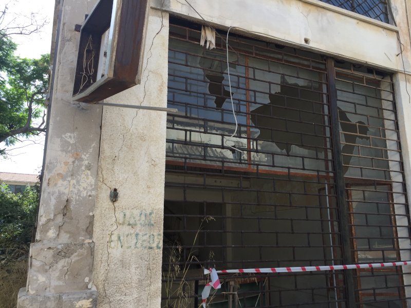 Σε διάφορα σημεία της Οδού Δημοκρατίας είναι γραμμένο το ετσιθελικό "οδός Ενώσεως" /Φωτογραφία: Αδάμος Ζαχαριάδης/ iefimerida.gr