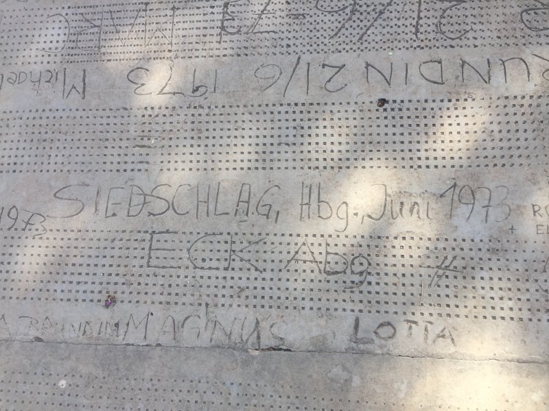 Ανέγγιχτο από το 1973 παραμένει το όνομα που έγραψαν κάποιοι τουρίστες στις 21 Ιουνίου του 1973 στο πεζοδρόμιο Φωτογραφία: Αδάμος Ζαχαριάδης/ iefimerida.gr