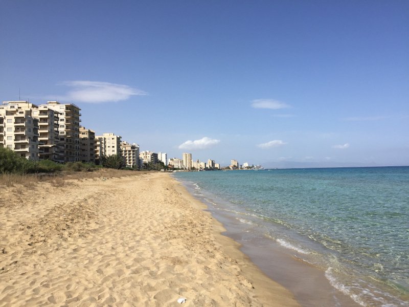 Η παραλία της Αμμοχώστου με τα ξενοδοχεία πάνω στην ακτή / Φωτογραφία: Αδάμος Ζαχαριάδης/ iefimerida.gr