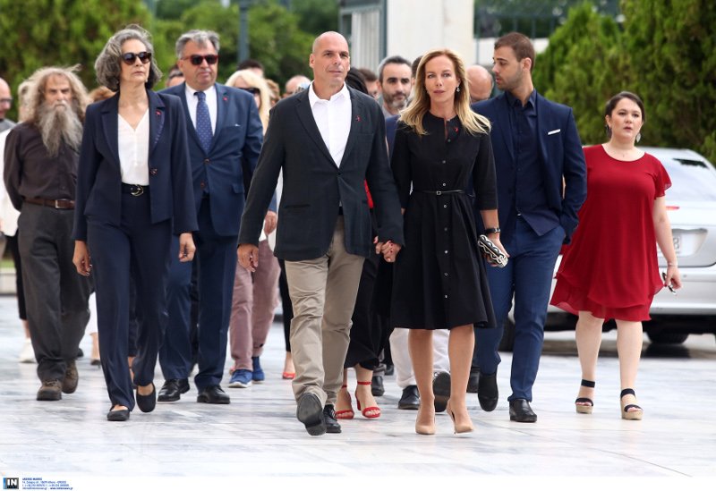 Γιάνης Βαρουφάκης και Δανάη Στράτου χέρι χέρι φτάνουν στη Βουλή