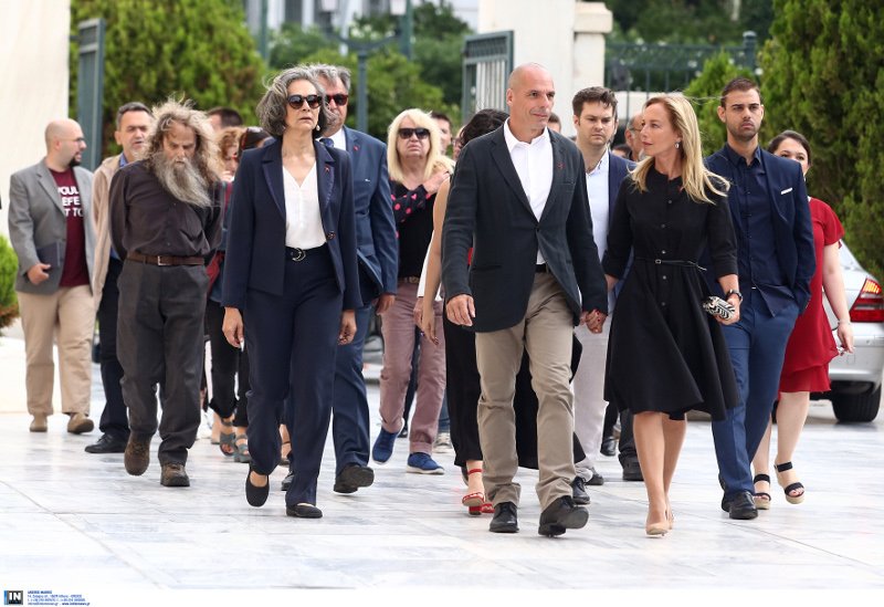 Με βήμα έφτασαν στη Βουλή οι βουλευτές του ΜέΡΑ25 με τον Γιάνη Βαρουφάκη να προπορεύεται