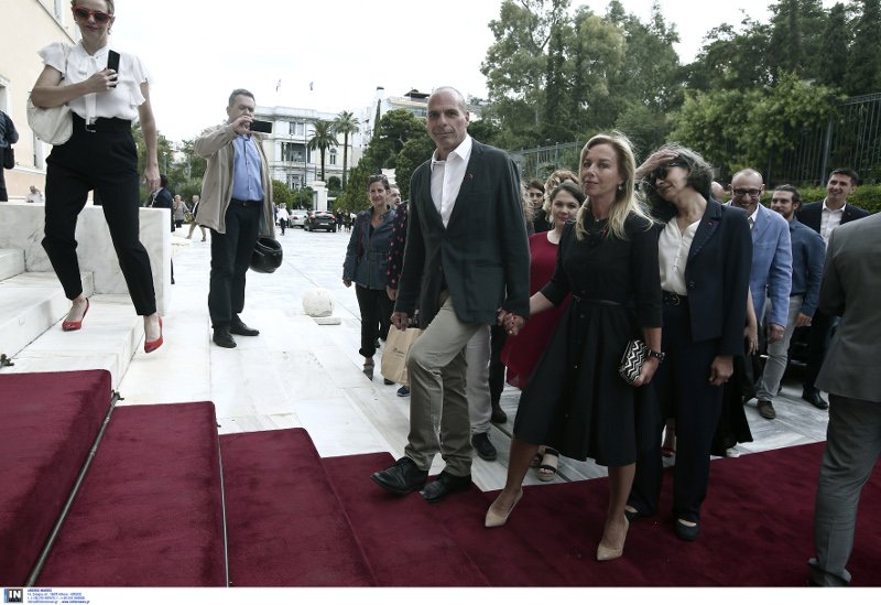 Ο Γιάνης Βαρουφάκης ανεβαίνει τα σκαλιά στη Βουλή και δεν σταματάει να κοιτάει το φωτογραφικό φακό