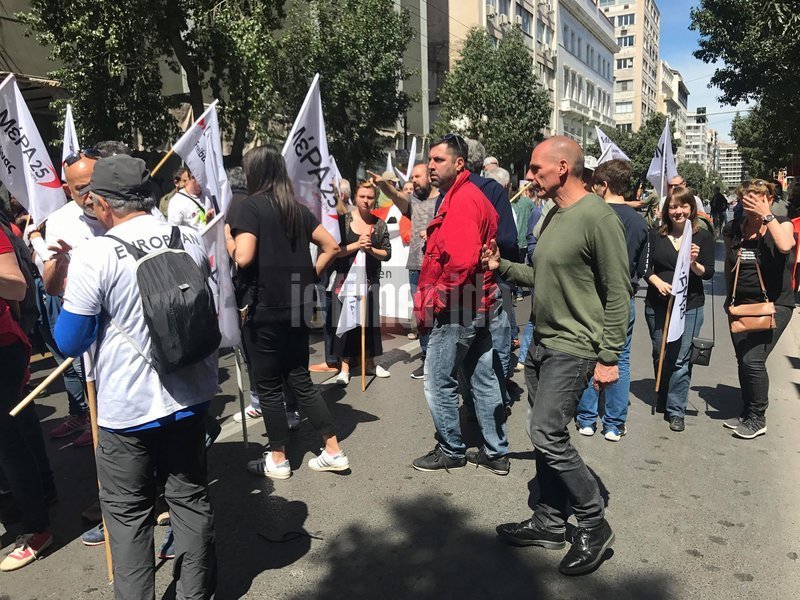 Ο Γιάνης Βαρουφάκης με μέλη του Μέρα 25