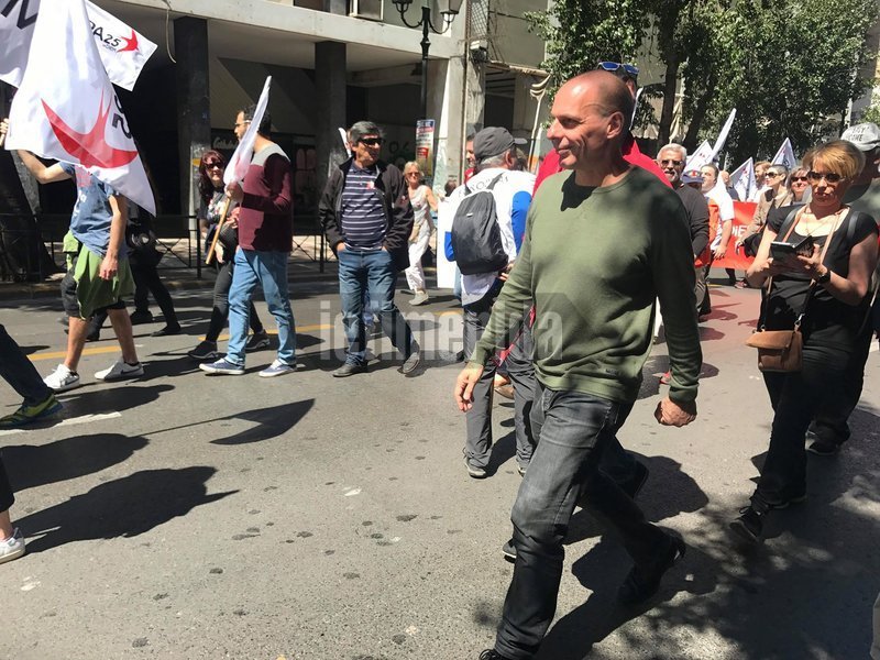 Ο Γιάνης Βαρουφάκης στην πορεία της Πρωτομαγιάς