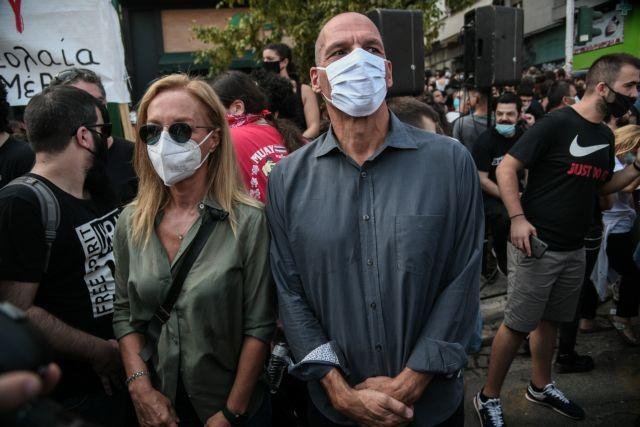 Γιάνης Βαρουφάκης και Δανάη Στράτου έξω από το Εφετείο για την Δίκη της ΧΑ