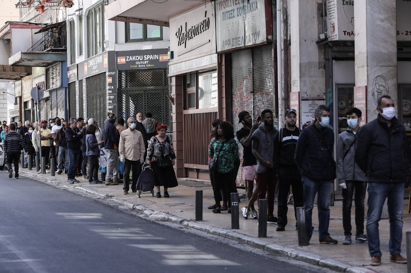 Πλήθος καταναλωτών έξω από τη Βαρβάκειο αγορά για το πασχαλινό τραπέζι