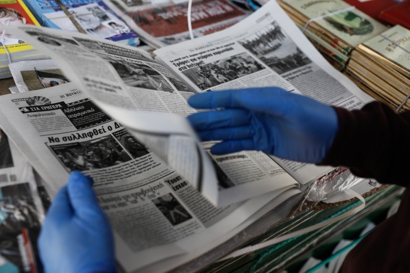 Με γάντια οι πωλητές στη Βαρβάκειο -Φωτογραφία:  EUROKINISSI/ΓΙΩΡΓΟΣ ΚΟΝΤΑΡΙΝΗΣ