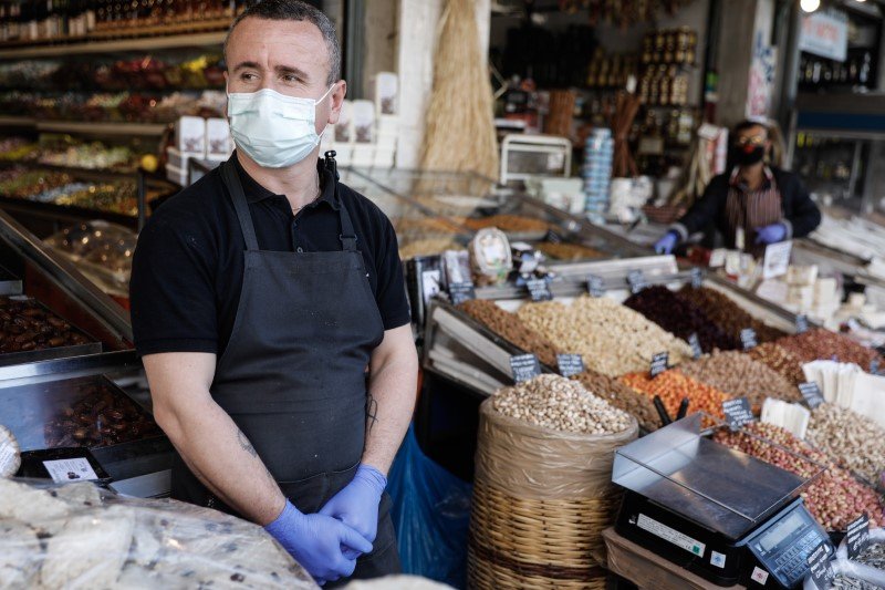 Πωλητής στη Βαρβάκειο με μάσκα -Φωτογραφία:  EUROKINISSI/ΓΙΩΡΓΟΣ ΚΟΝΤΑΡΙΝΗΣ
