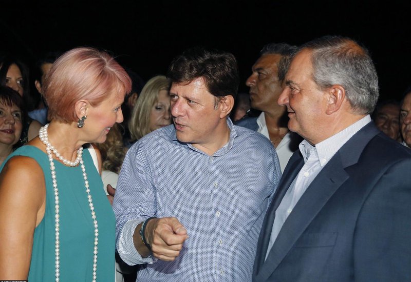 Ο Μιλτιάδης Βαρβιτσιώτης μαζί με την Νατάσσα Παζαΐτη και τον Κώστα Καραμανλή