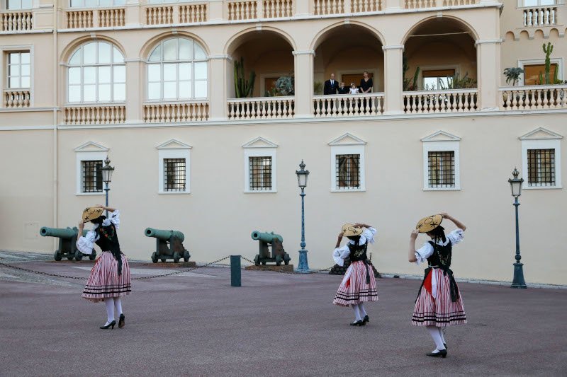 Το βασιλικό ζευγάρι παρακολούθησε τις εκδηλώσεις για τον εορτασμό της γέννησης του Ιωάννη του Βαπτιστή από το μπαλκόνι του παλατιού