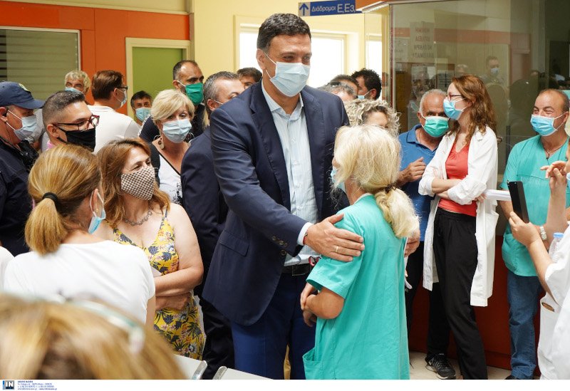 Ο Βασίλης Κικίλιας με μάσκα σε νοσοκομείο της Κρήτης