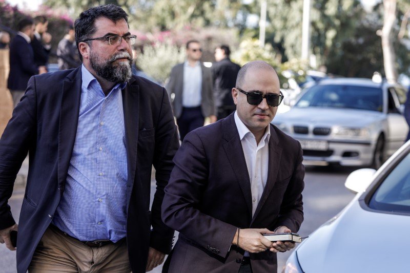 Ο Κωνσταντίνος Μπογδάνος με τον Βασίλη Οικονόμου