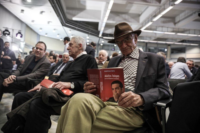 Βασίλης Βασιλικός με βιβλίο
