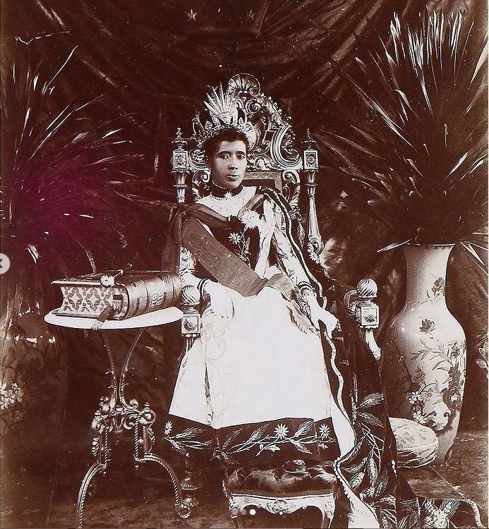 Η βασίλισσα Ranavalona ΙΙΙ κάθεται στον θρόνο της 