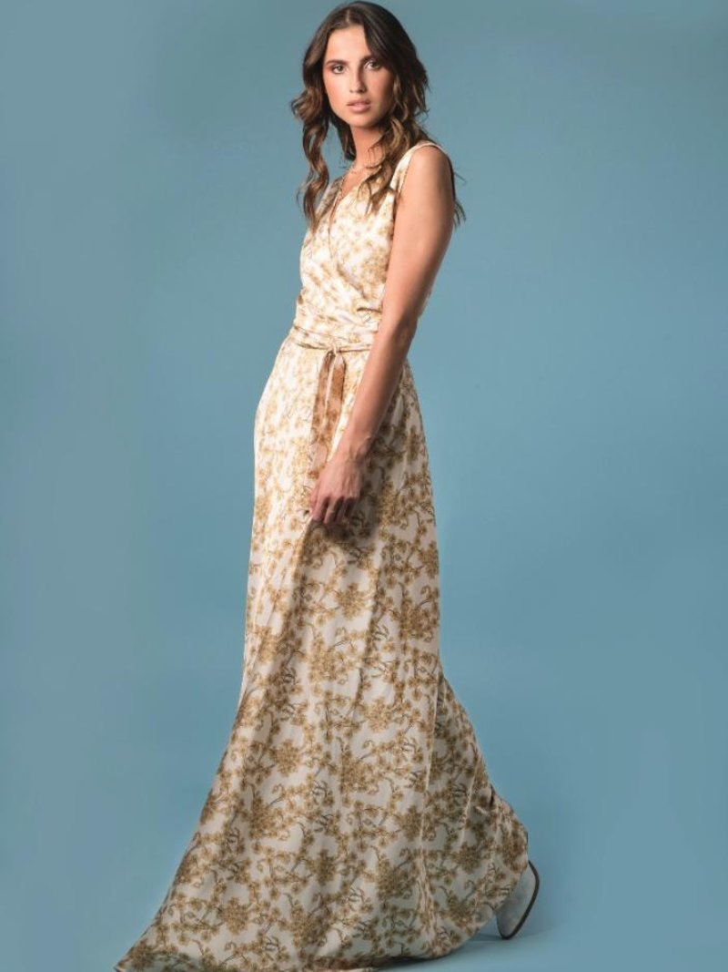 Μοντέλο με φλοράλ φόρεμα