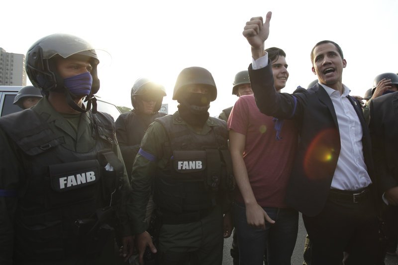 Ο Γκουαϊδό φωτογραφίζεται δίπλα σε στρατιώτες, έξω από την αεροπορική βάση Καρλότα στο Καράκας