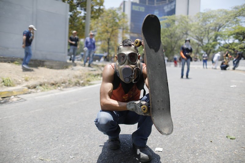 Μέχρι και... πατίνια λειτουργούν ως ασπίδα στις συγκρούσεις της Βενεζουέλας