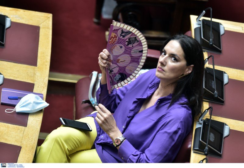 Η Νόνη Δούνια με βεντάλια στα έδρανα της Βουλής -Φωτογραφία: Intimenews