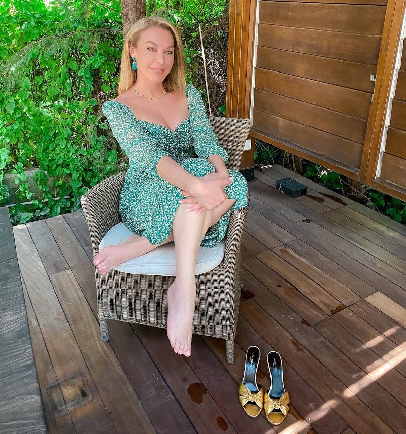 Η Τατιάνα Στεφανίδου ποζάρει στην βεράντα της