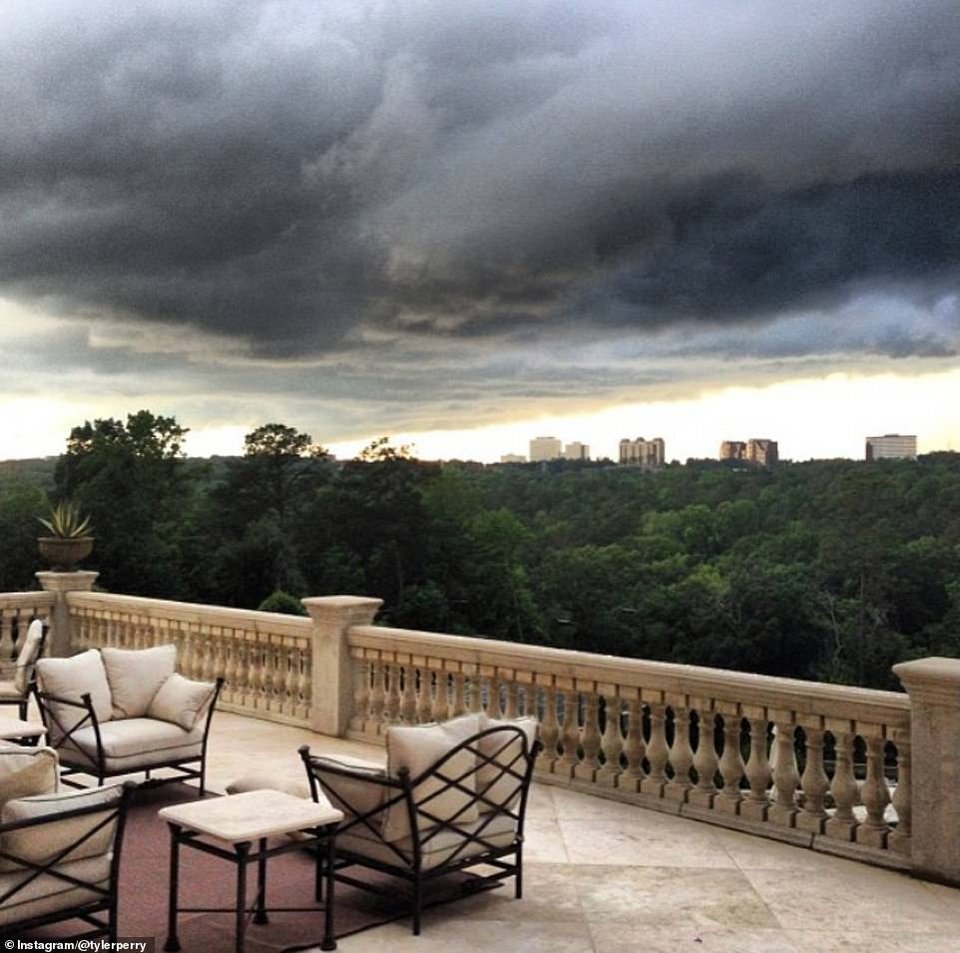 Η τεράστια βεράντα με την εκπληκτική θέα