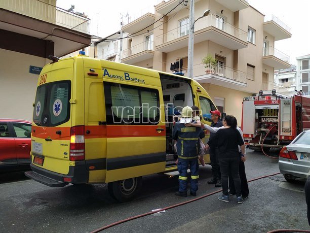 Ασθενοφόρο ΕΚΑΒ παραλαμβάνει παιδιά