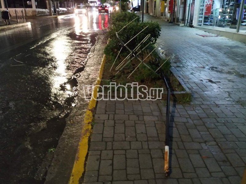 Κεραία σε πεζοδρόμιο